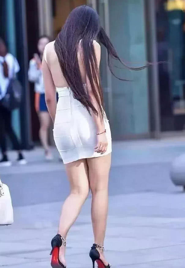 气质熟女高跟鞋搭配包臀裙勾勒迷人曲线，转身后的真空背影看点十