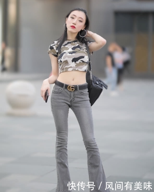  小姐姐|这小姐姐火了，穿双破洞的“袜子”出门，四个脚趾头都露出来了！