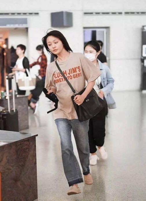 郑爽胆真大,素颜便服现身机场!网友:胖了的小爽好看多了