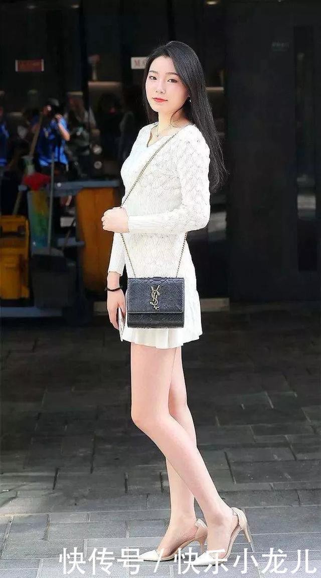  性感：街拍：女神白色的蕾丝包臀裙搭配优尖头高跟鞋，带着成熟与性感的气息