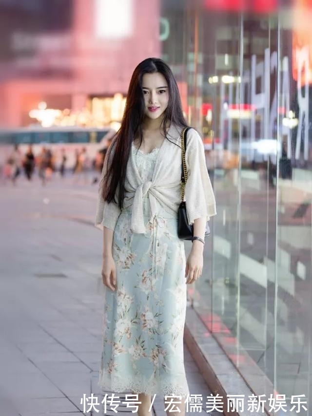  「衬托出」一双高跟鞋，优雅之中又透着性感气息，更衬托出令人着迷女神气质