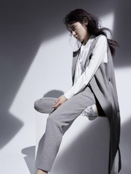 曾黎一改女神的形象放飞自我，脚下有亮点!这鞋子只有你敢穿了!