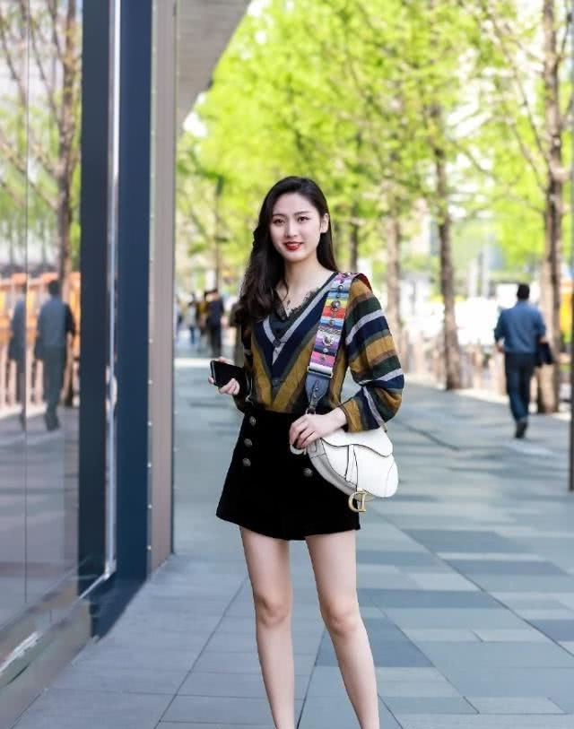  出自己|路人街拍,小姐姐穿着这件斜肩的衬衫裙,尽显气质与魅力