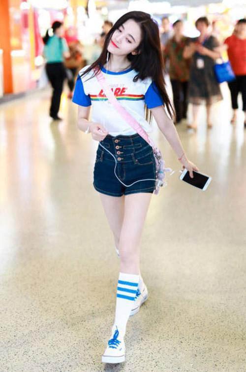 不愧是“四千年美女”，每张图都很惊艳，小鞠是越来越撩人了！