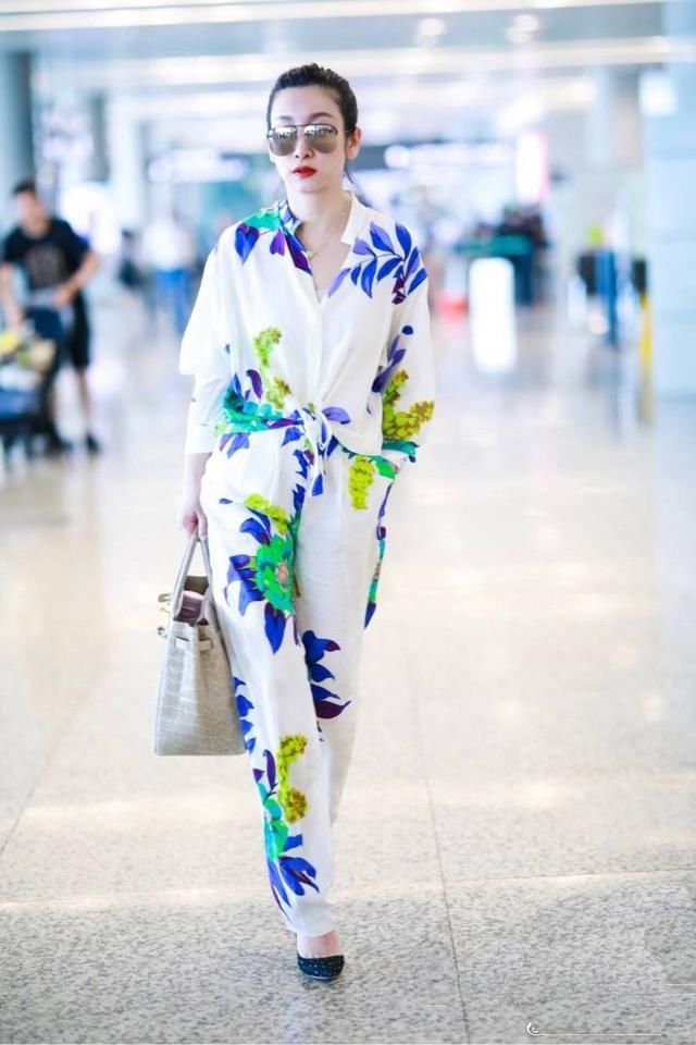 秦海璐跟刘涛撞衫不相上下,只不过秦海璐腰上打了个结,差距立显