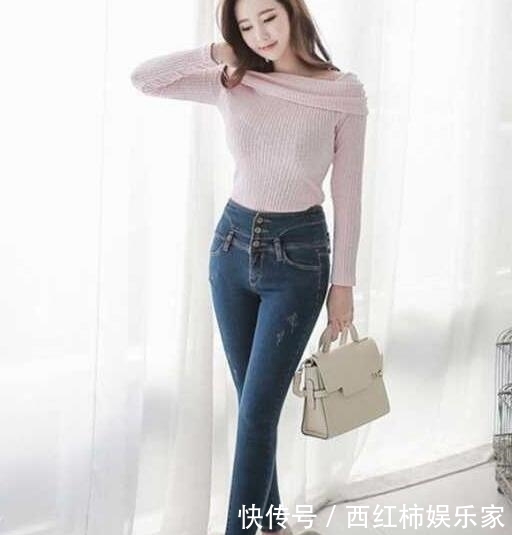 不失■牛仔裤：清纯靓丽的女孩，身姿曼妙，整身装扮时尚不失美感！