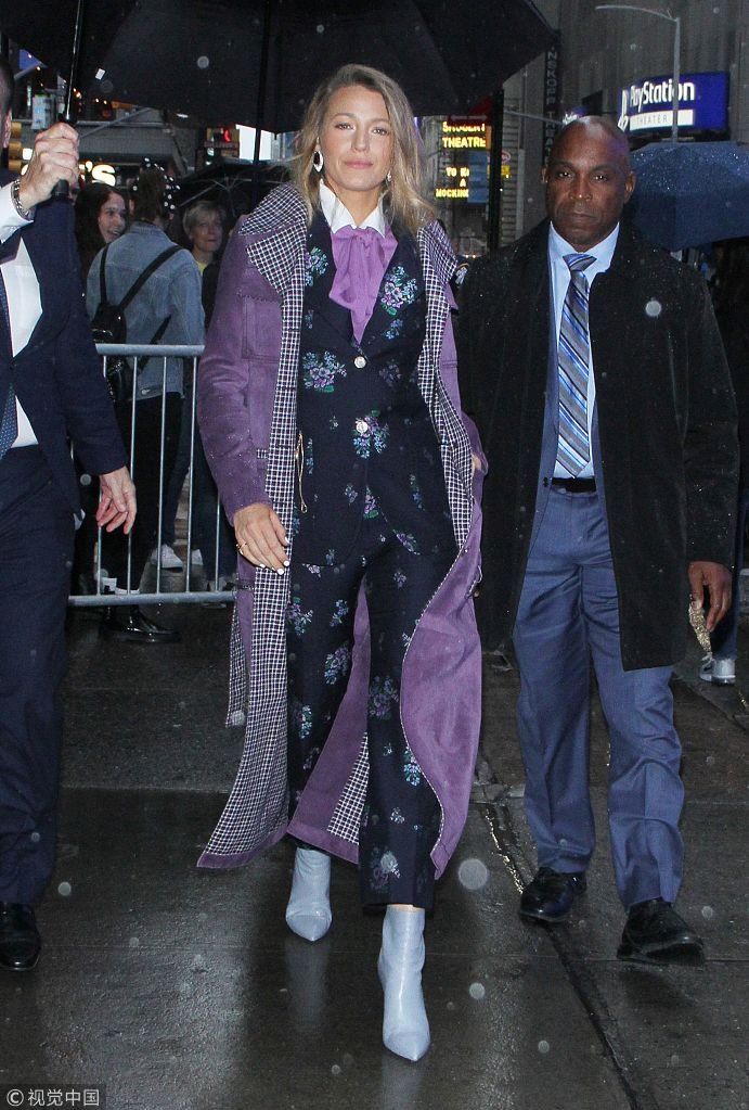 “S女王”布莱克花西装配大衣气场炸裂 大长腿走路带风获专人撑