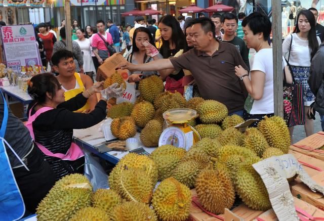 泰国榴莲大量滞销，卖不出去，当地商家却都说这都怪我们中国游客