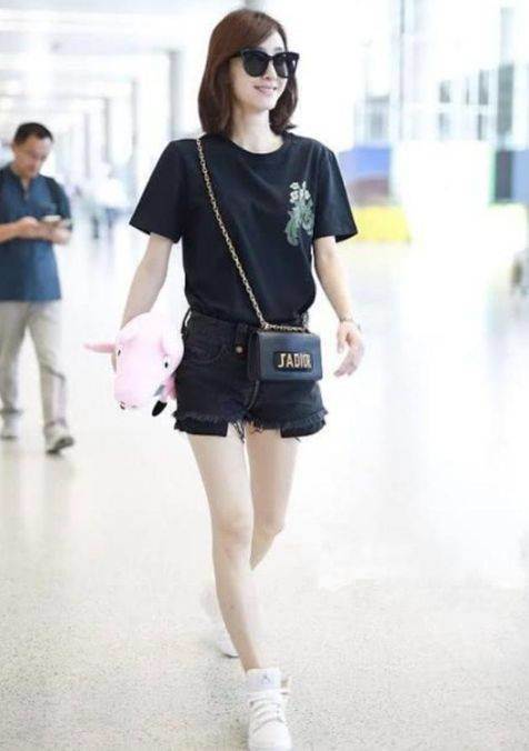 王丽坤又不安分了，短裤都短到大腿根，网友：林更新能驾驭吗？