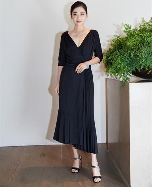 43岁梅婷现身某活动，穿黑色长裙淡露事业线，简直比23岁那年还美