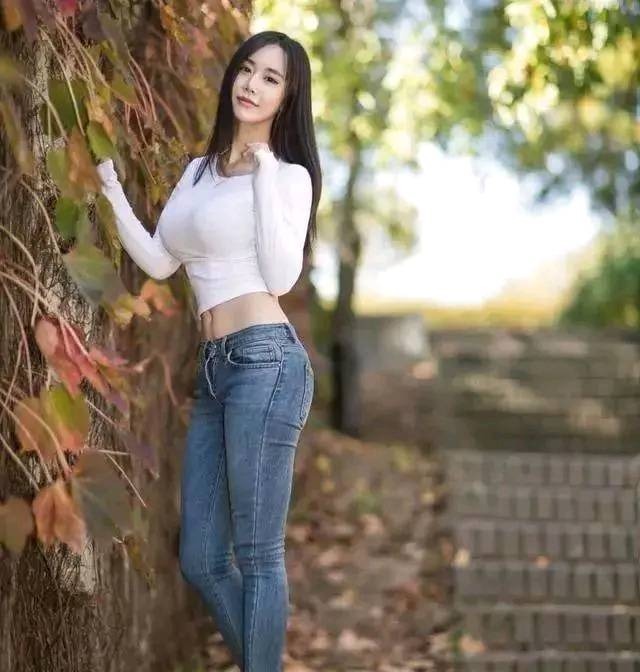 精致|街拍:小姐姐身材完美,不管怎样穿搭都合适得体,精致感十足