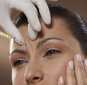 女人有抬头纹无需打玻尿酸，瞧瞧下图女人，药膏抹一抹，纹乖乖走