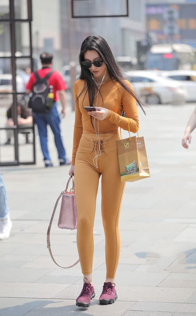 高冷女上司穿紧身裤裹出浑圆肉感的臀线,性格高冷身材火辣反差萌