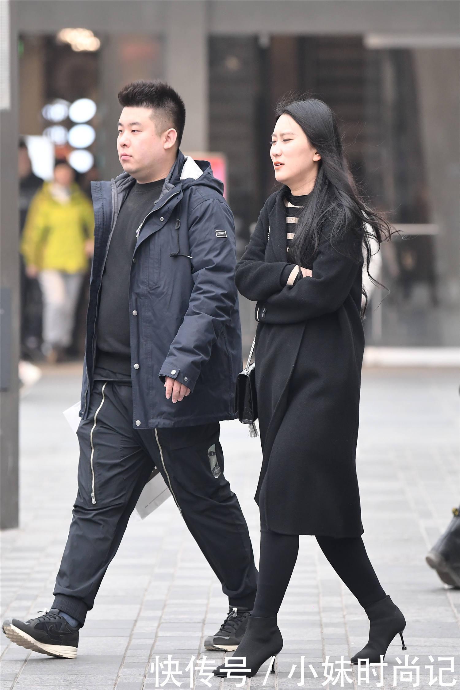  『气质』街拍春季适合穿着短靴，无论是粗跟还是细跟，都会衬托优雅气质