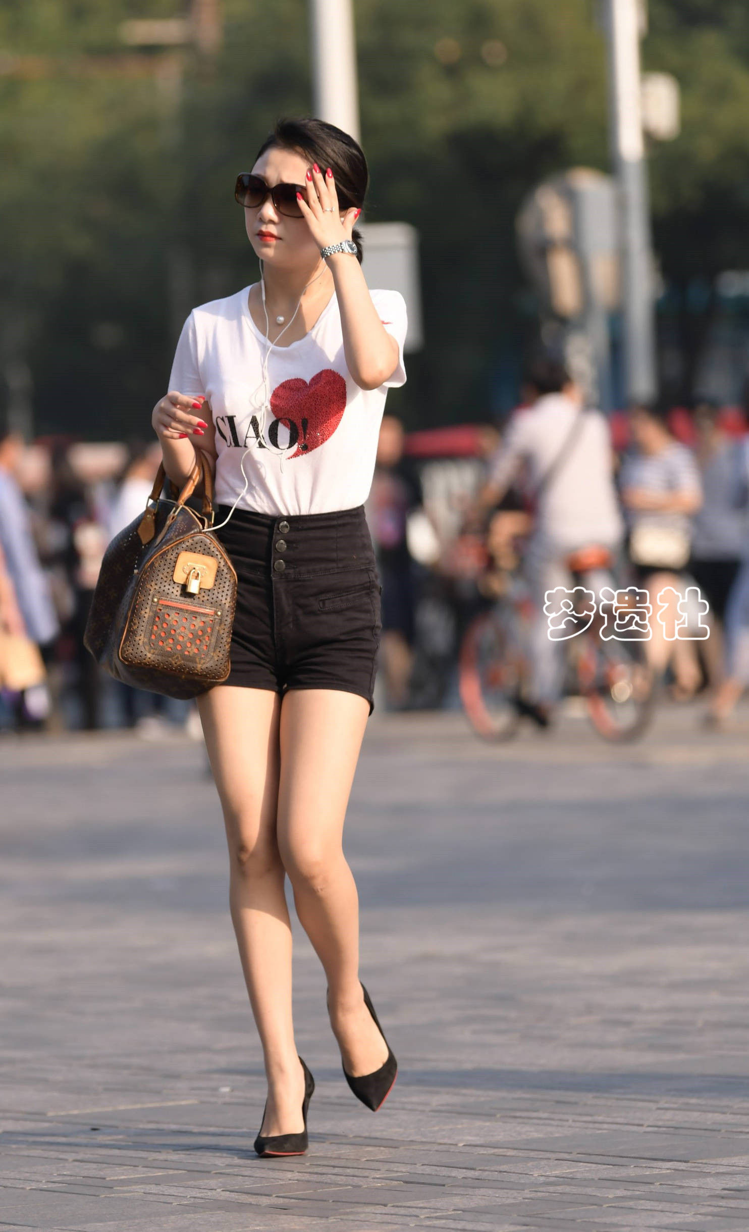 美女街拍:有点高冷,有点傲气,也有点性感