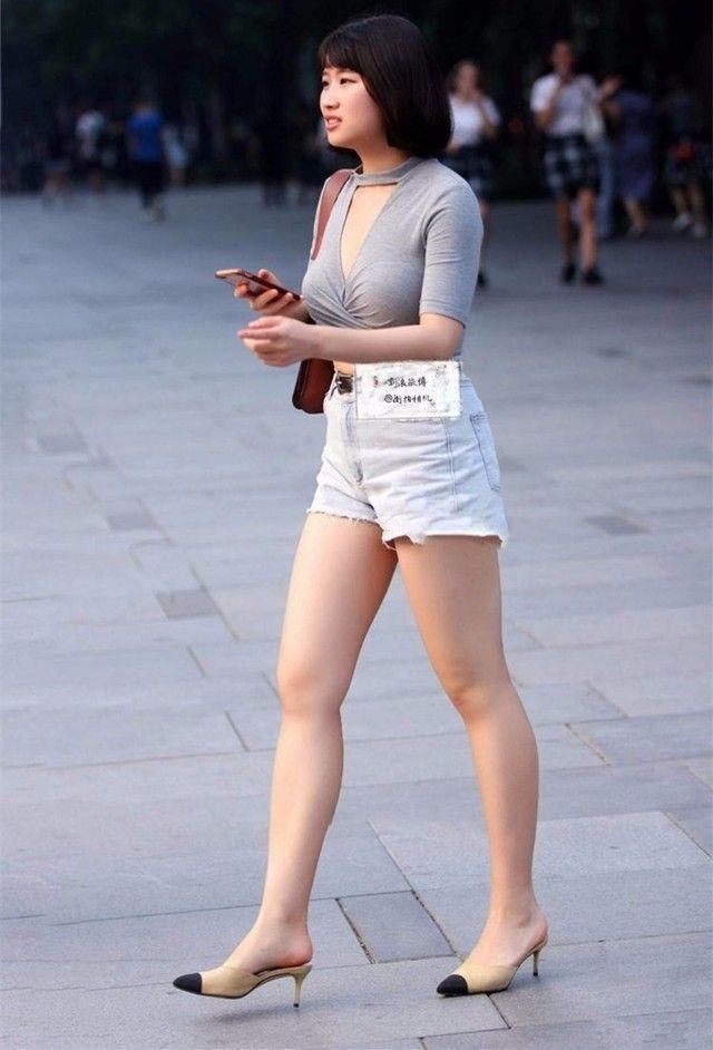 街拍:美女吊带背心搭配白色短裤，清凉好看魅力四射