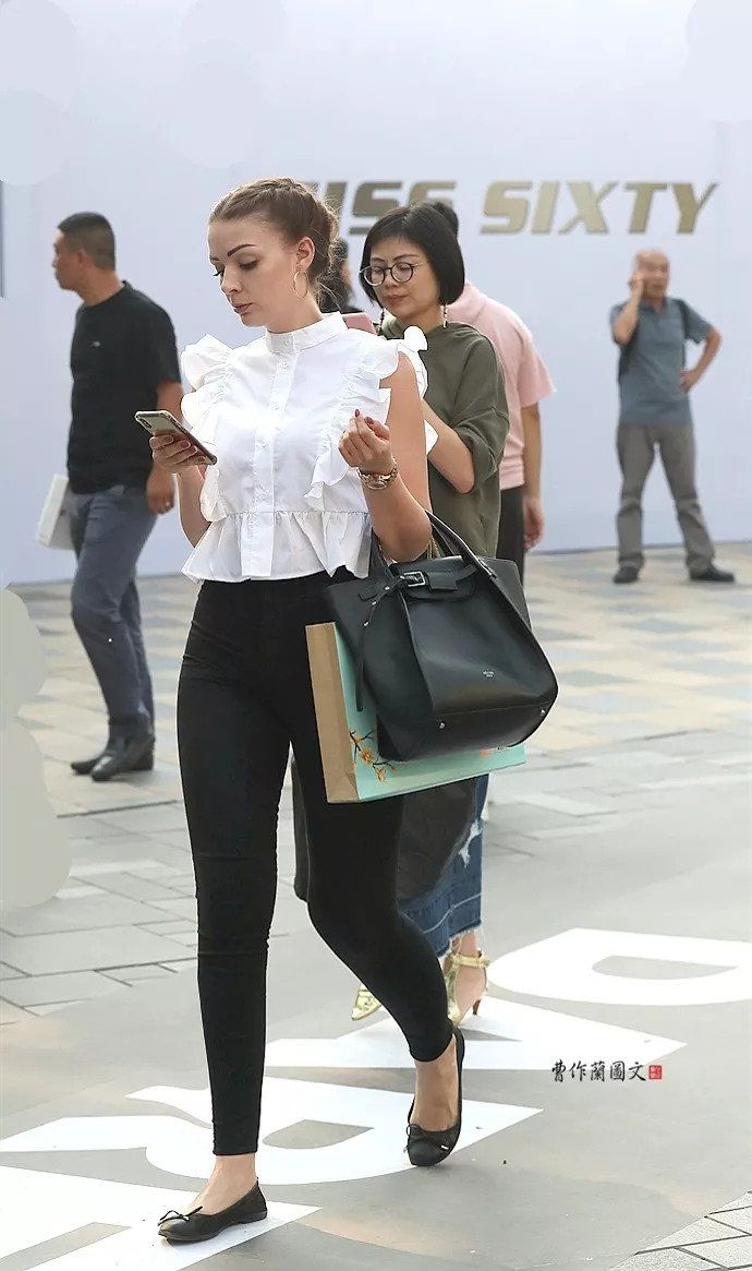 街拍:打底裤，穿出美女天生丽质好底子