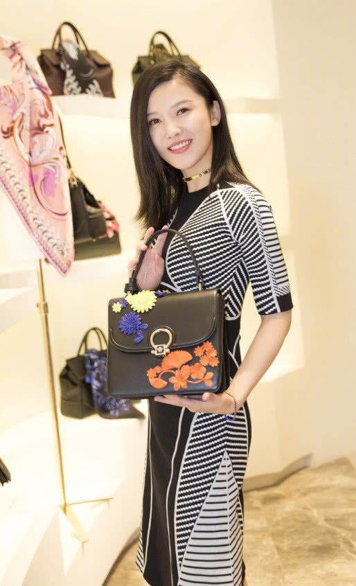 杨子珊的高跟鞋真别致，鞋圈竟高出脚腕3厘米，现实版的“大脚”