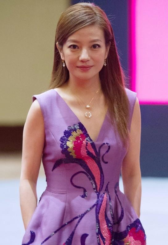 赵薇真是太奇葩了，牛仔裤里还穿了一条黑色“秋裤”，提前过冬？