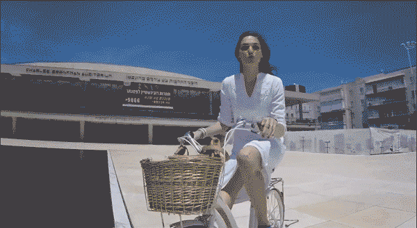 这个颜色的包包还真是清凉又减龄，娜扎唐嫣背上它立马变少女了！