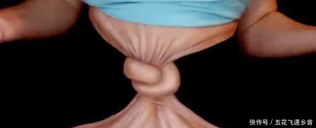 美女给自己的腰打了个结还若无其事，走近发现真相后，原来是这样