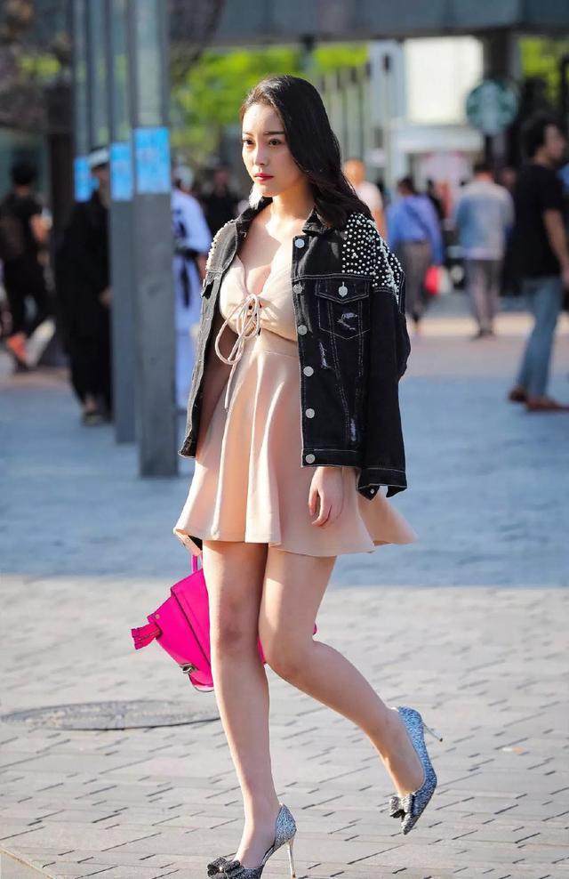 街拍：小编我看着这位美女，不经意间就迷住了！