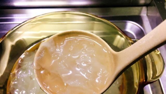  「银耳羹」它是平民燕窝，自己做1次还不到3块钱，让皮肤光滑水嫩