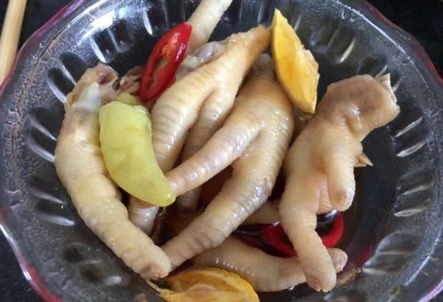  「柠檬鸡爪」它是天然的“护肤品”，口感Q弹嫩滑，满满的胶原蛋白，远离皱纹
