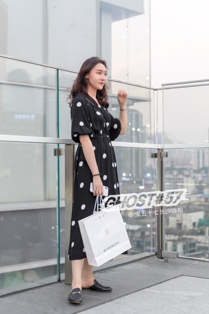 街拍:T恤+毛边短裤，简约温婉，美女猝不及防的侧颜杀难以抵抗