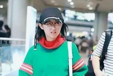 关晓彤提前过冬张子枫红配绿，这次迪丽热巴的衣品也是不敢恭维!