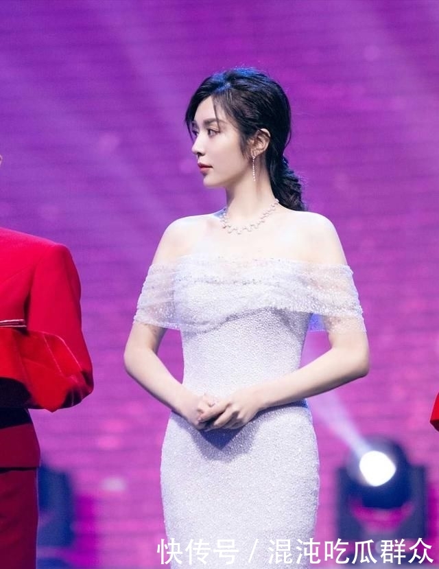 王晓晨的身@王晓晨不是“尤物女神”,但身材匀称,穿吊带薄纱连衣裙气质惊艳