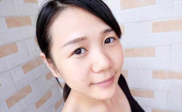  『脸上』为什么精华液不能直接“涂”在脸上？这2个原因或许能够解释！