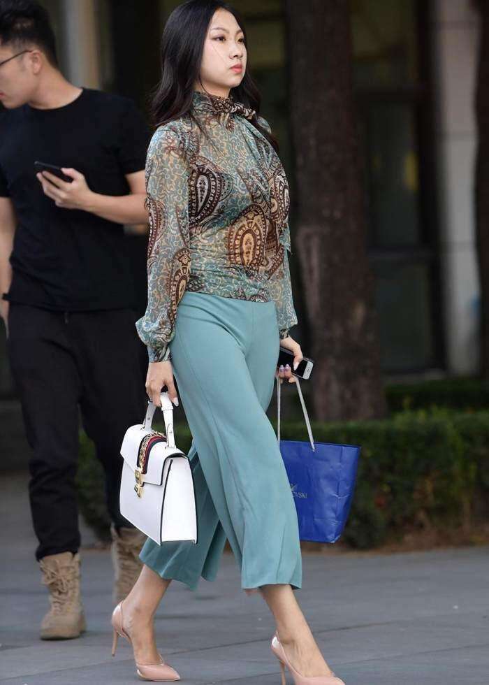 街拍: 能把阔腿裤穿出紧身效果的辣妈,挡不住的好身材