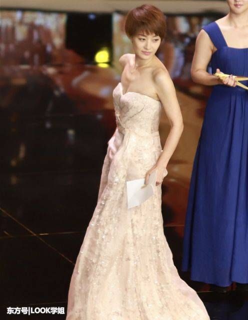 42岁马伊琍韵味十足，抹胸裙嫩回20岁，网友:好担心会掉下来