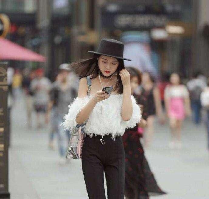 街拍:极具女人味的紧身裤小姐姐, 美腿又细又白, 十分撩人!