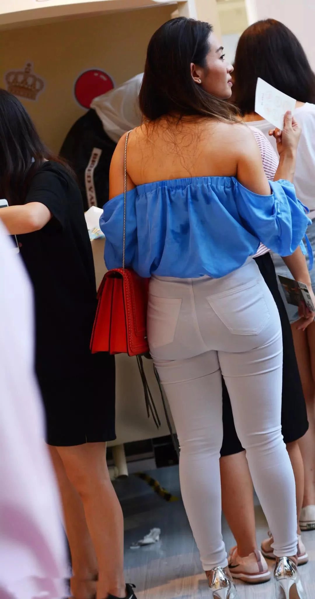 胯宽微胖的女子穿白色紧身裤拍风景，其实自己就是一道风景