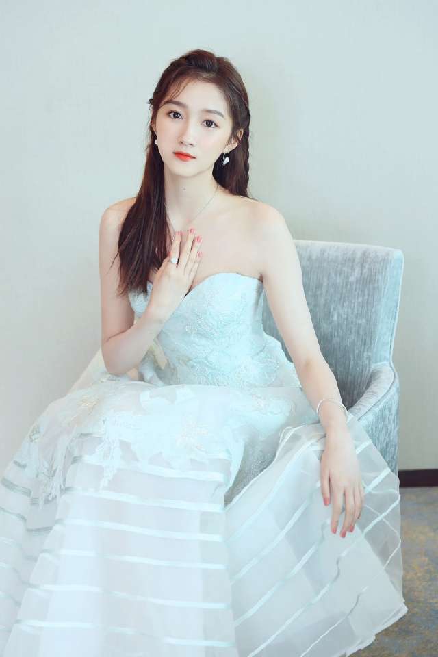 许久未露面的关晓彤，穿蓝色吊带裙显胖20斤，网友：鹿晗给喂的