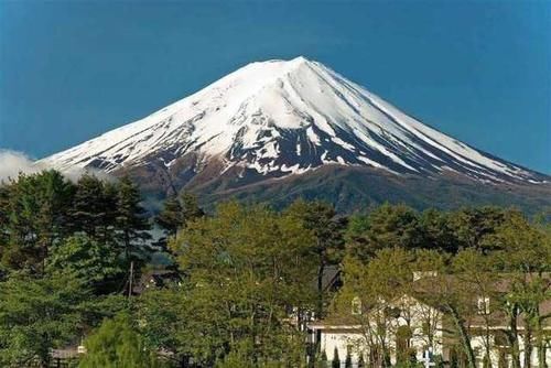 日本富士山不属于国家所有，每年都要交高额租金