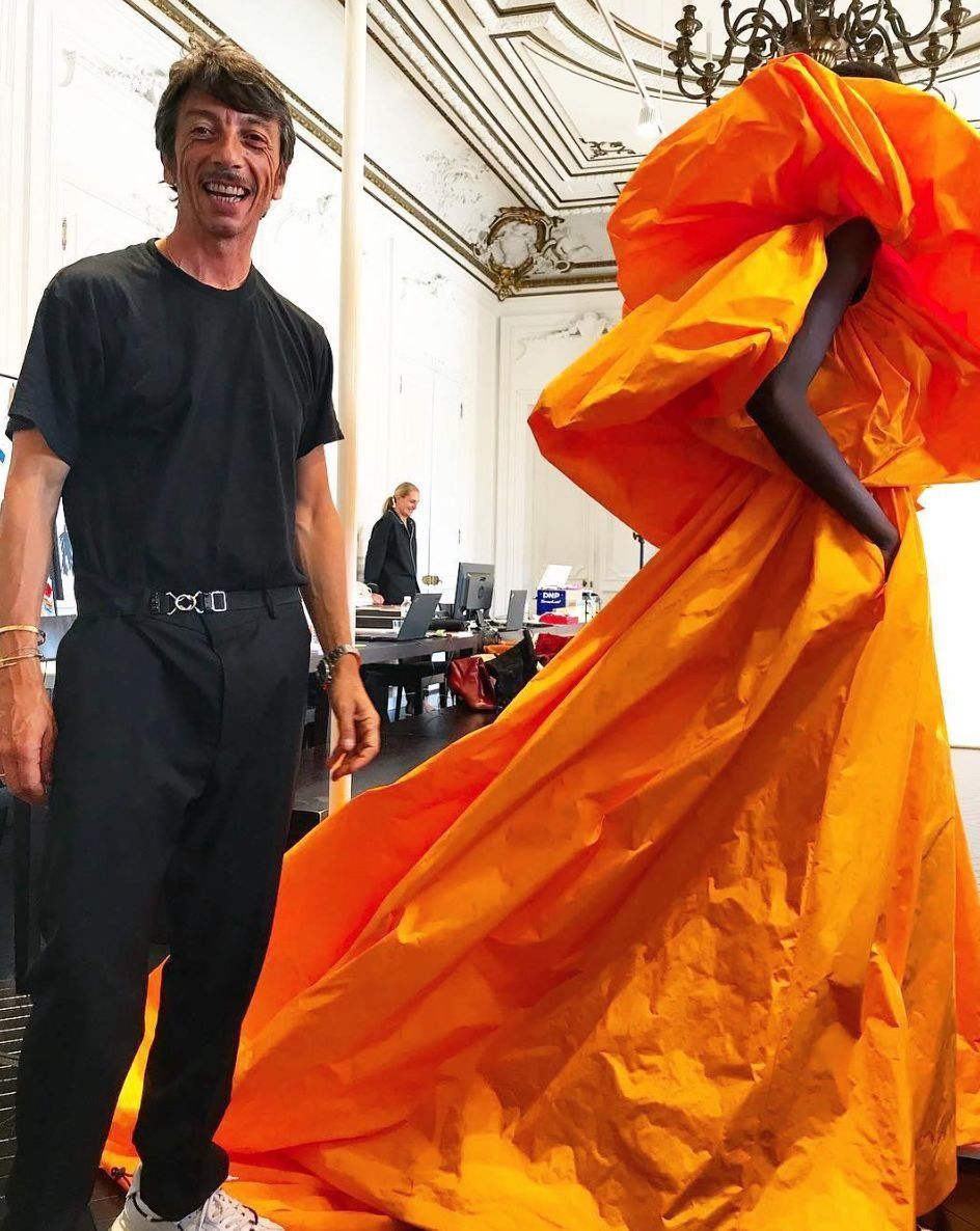 花团包围脸庞，羽毛变成云朵，世界上没有Valentino不敢做的少女