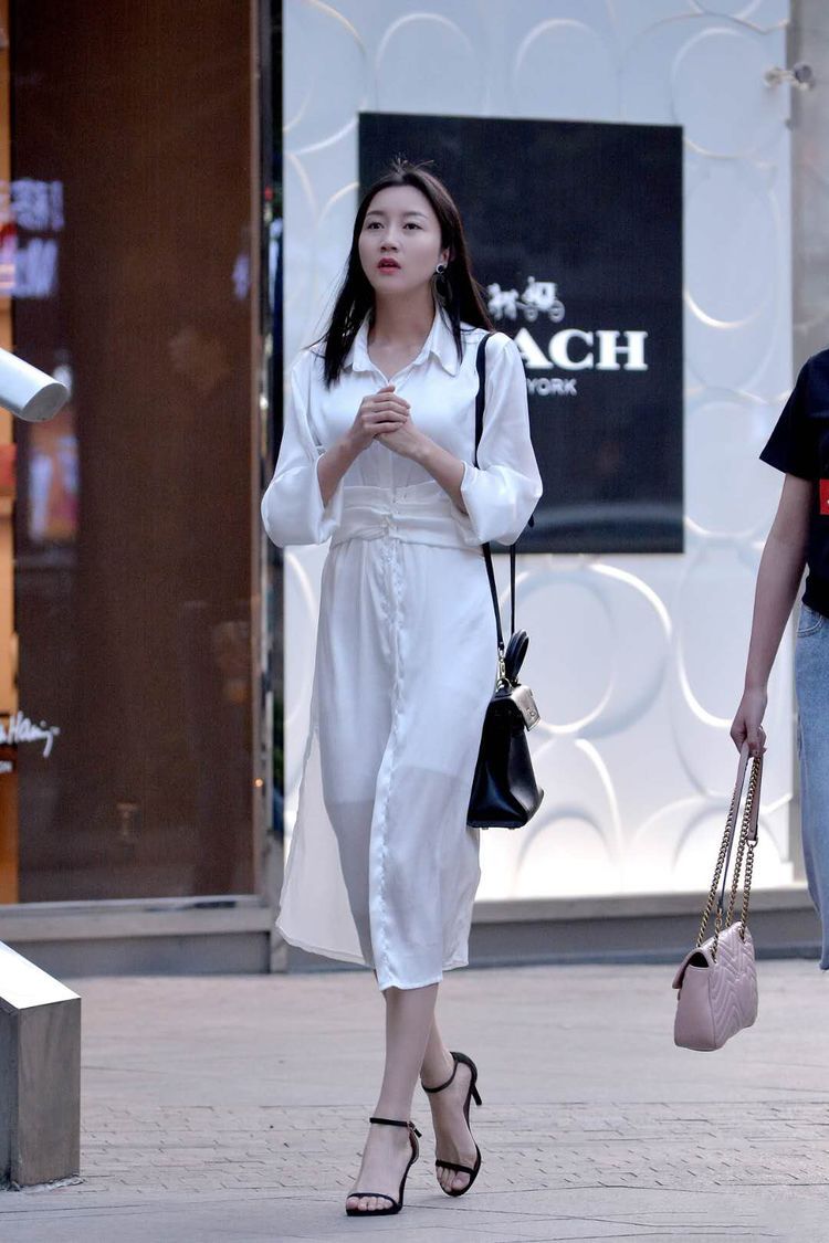 街拍：性感好身材穿出来，这样搭配人见人爱！