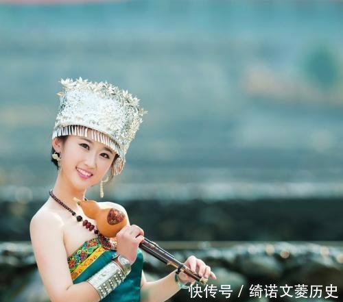 去湘西旅游,如果有苗族美女给你递苗绣,接还是不接