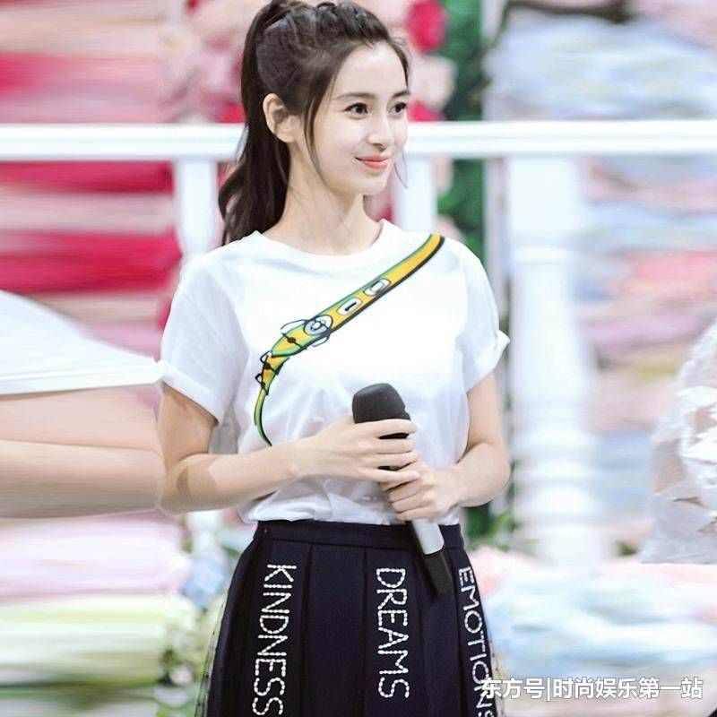 29岁baby和26岁热巴同穿白T短裙,终于见识了真女神气质