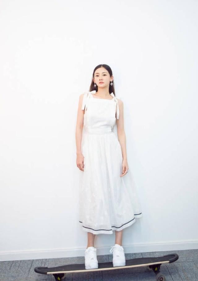 苗苗穿白裙美如仙，当看到她穿的黑白高跟鞋，才知道美丽的代价！