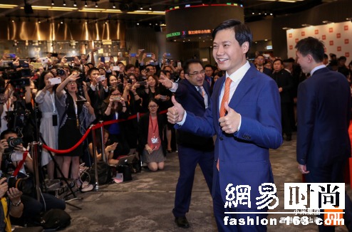 上市后 雷军竟穿168元破洞牛仔裤背包变身时髦军