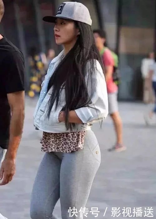 气质小姐姐微胖身材非常诱人，紧身裤穿搭勾勒紧俏圆滑的臀部吸睛