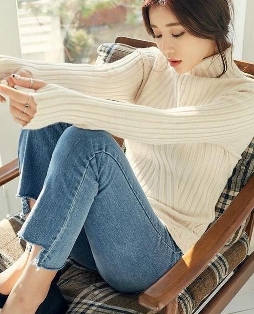 穿紧身牛仔裤上街的女神，简练的线条感，上身效果显瘦又有型！