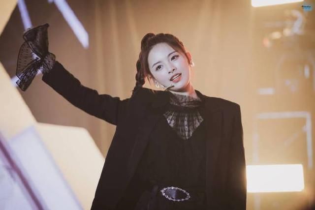 看了杨超越的精修图，再看看无修图，网友：确定不是换了个人？