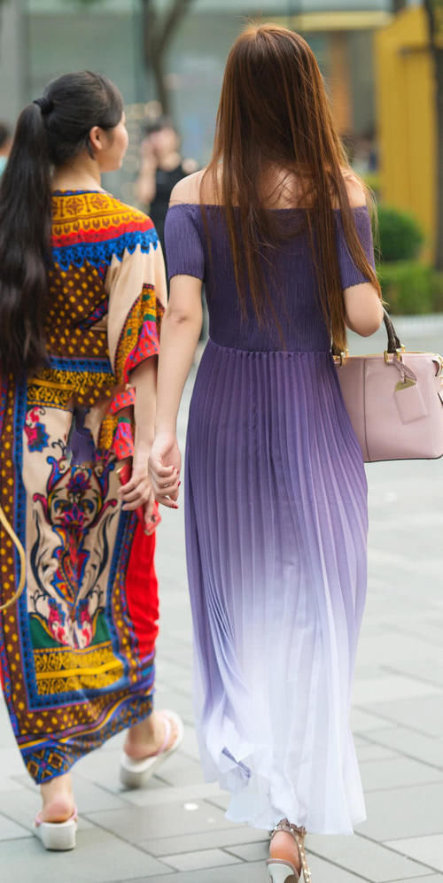 紫色长裙丰腴的气质美女,和民族风的闺蜜一起出街,实力碾压