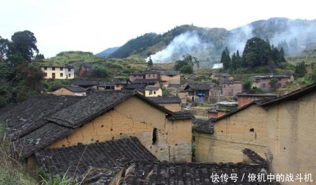 有的人农村户口变成了城镇户口,但农村的房屋却还在,合法吗！