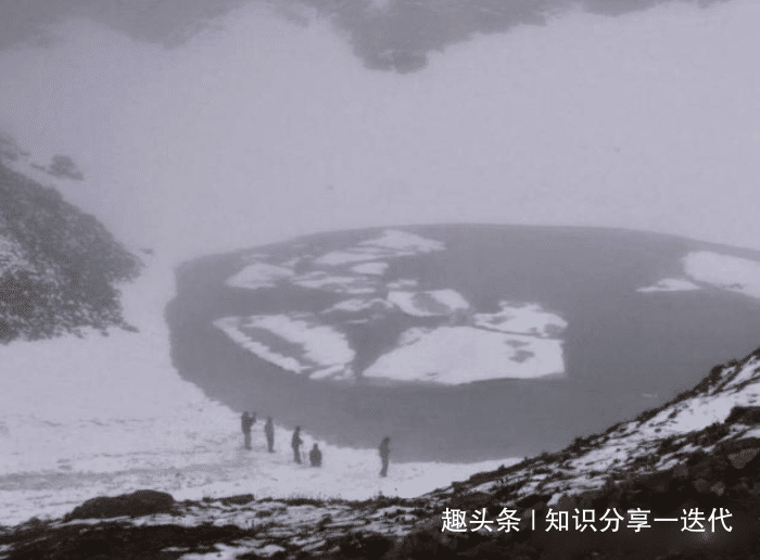 喜马拉雅山某处冰雪融化, 出现了一条湖, 湖中东西却让人恐慌